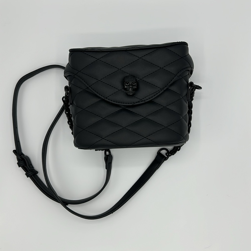 Betsey Johnson black skull xoviola crossbody